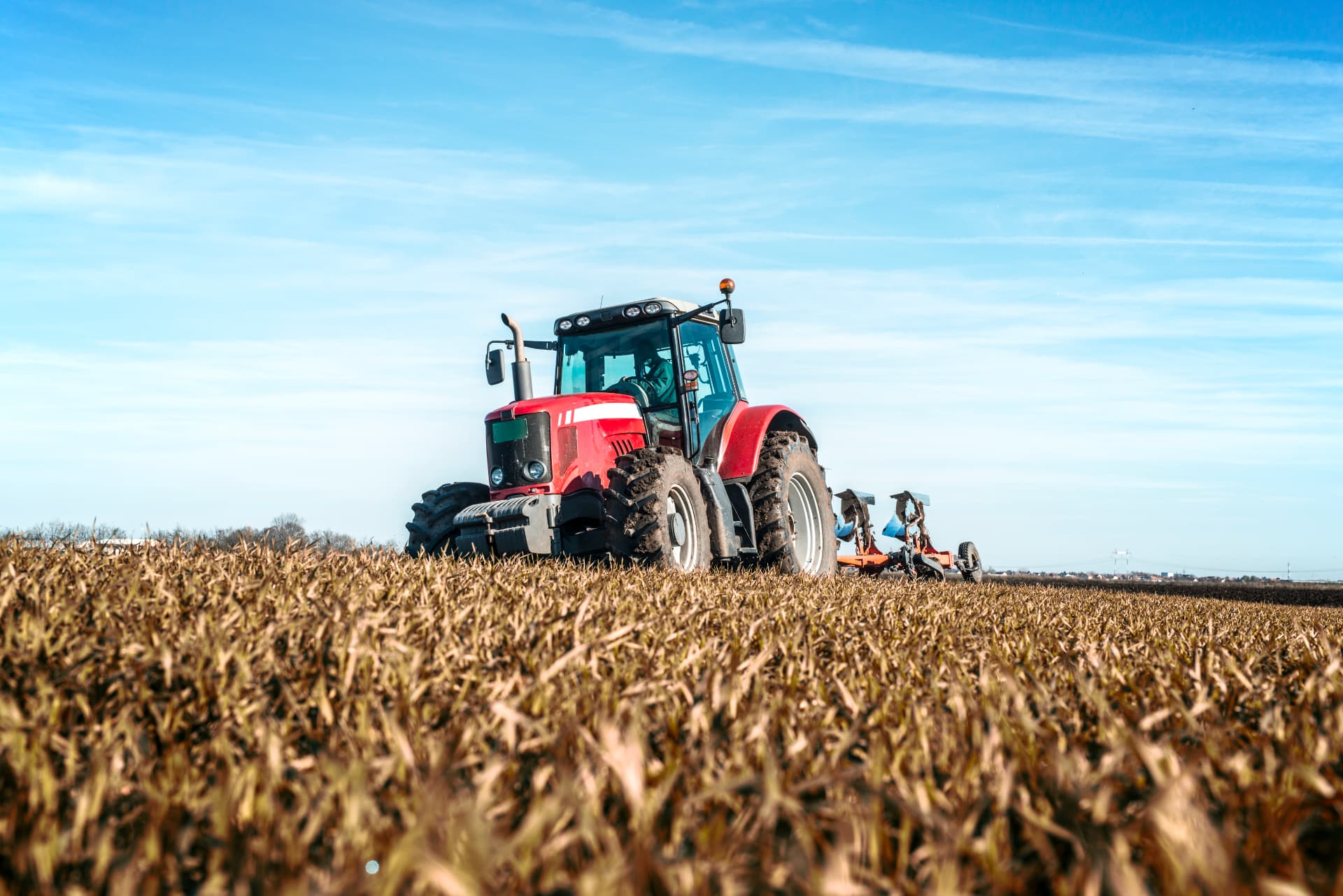 Trator agrícola cultivando um campo